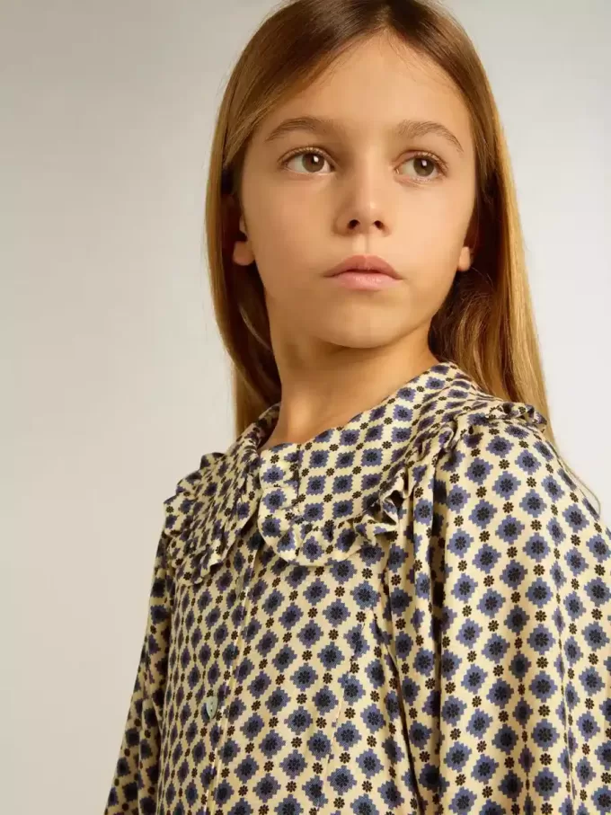 Mädchenkleid mit geometrischem Print und abnehmbarem Kragen