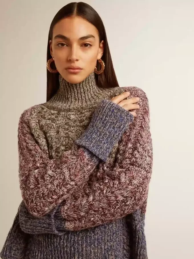Mehrfarbiger Damenpullover mit hohem Kragen aus Mouliné-Garn Mehrfarbiger Damenpullover mit hohem Kragen aus Mouliné-Garn