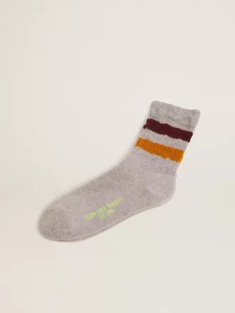 Melange-graue Socken mit Distressed-Details und zweifarbigen Streifen Melange-graue Socken mit Distressed-Details und zweifarbigen Streifen