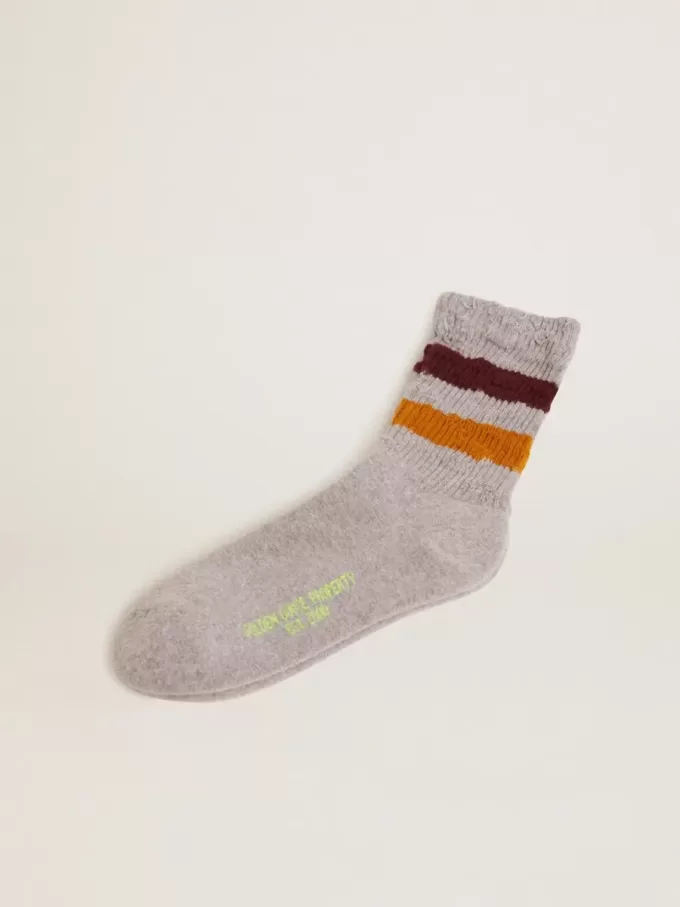Melange-graue Socken mit Distressed-Details und zweifarbigen Streifen Melange-graue Socken mit Distressed-Details und zweifarbigen Streifen