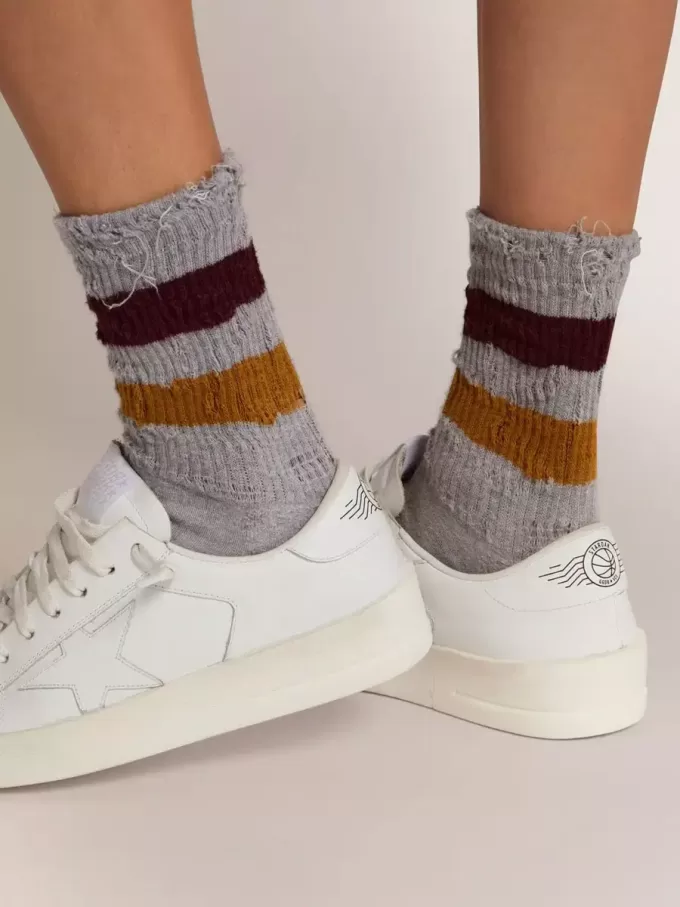 Melange-graue Socken mit Distressed-Details und zweifarbigen Streifen Melange-graue Socken mit Distressed-Details und zweifarbigen Streifen