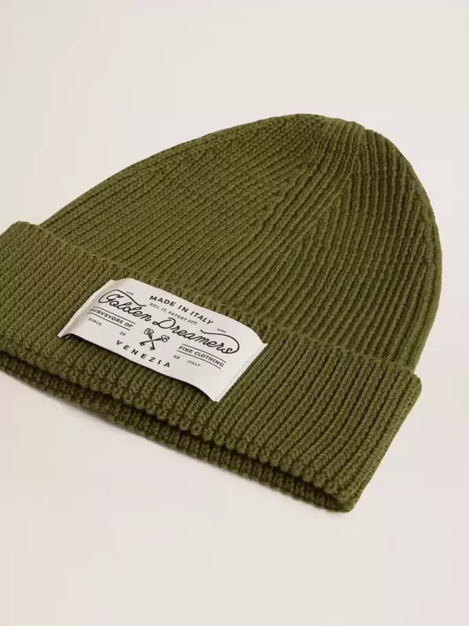 Militärgrüne Baumwollmütze mit appliziertem Label auf der Vorderseite Militärgrüne Baumwollmütze mit appliziertem Label auf der Vorderseite