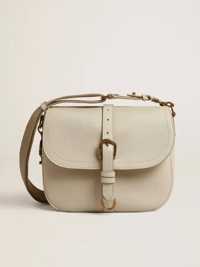 Mittlere Sally-Tasche aus Porzellanleder mit Schnalle und kontrastierendem Schulterriemen