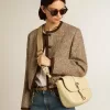 Mittlere Sally-Tasche aus Porzellanleder mit Schnalle und kontrastierendem Schulterriemen