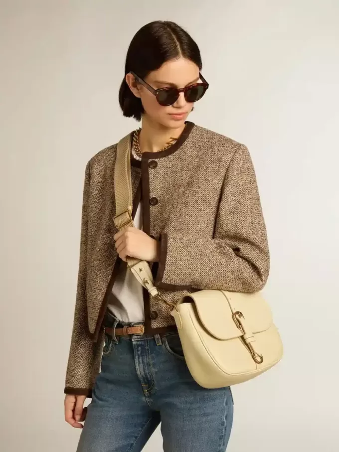 Mittlere Sally-Tasche aus Porzellanleder mit Schnalle und kontrastierendem Schulterriemen