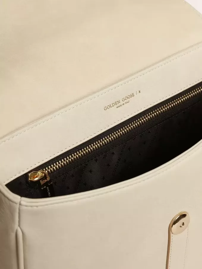 Mittlere Sally-Tasche aus Porzellanleder mit Schnalle und kontrastierendem Schulterriemen