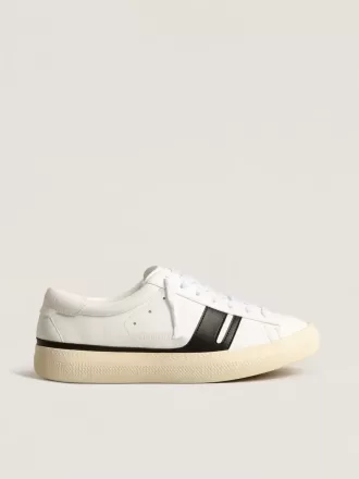 Nachhaltige Sneakers Yatay Model 1B mit weißem Obermaterial auf Bio-Basis und schwarzem Y