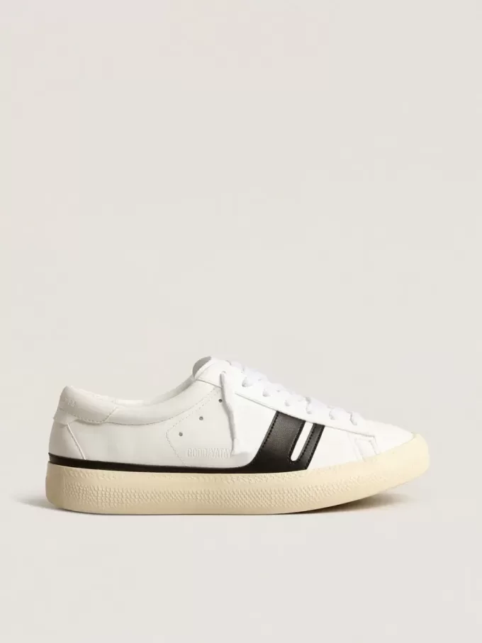 Nachhaltige Sneakers Yatay Model 1B mit weißem Obermaterial auf Bio-Basis und schwarzem Y