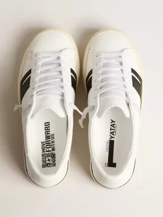 Nachhaltige Sneakers Yatay Model 1B mit weißem Obermaterial auf Bio-Basis und schwarzem Y