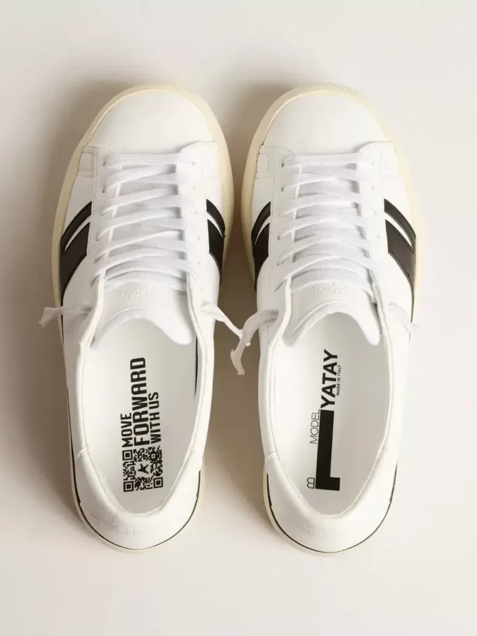 Nachhaltige Sneakers Yatay Model 1B mit weißem Obermaterial auf Bio-Basis und schwarzem Y