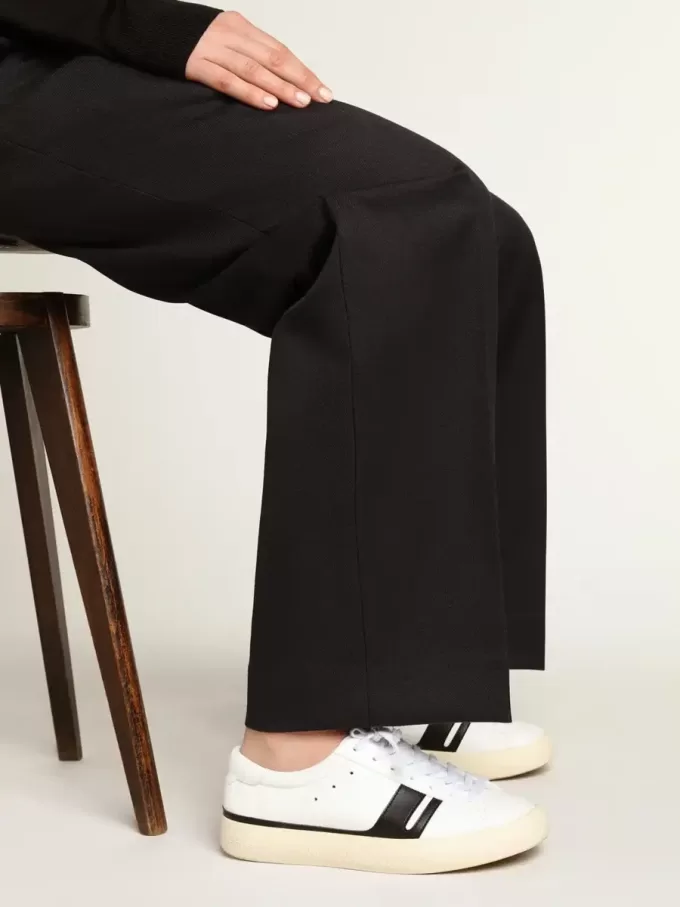 Nachhaltige Sneakers Yatay Model 1B mit weißem Obermaterial auf Bio-Basis und schwarzem Y