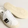 Nachhaltige Sneakers Yatay Model 1B mit weißem Obermaterial auf Bio-Basis und schwarzem Y