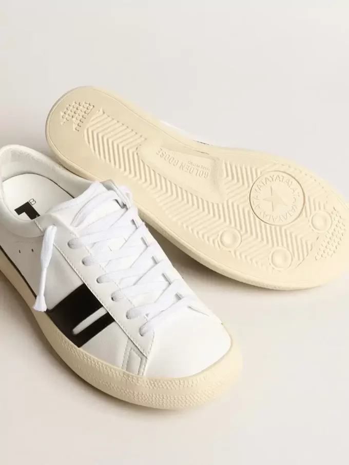 Nachhaltige Sneakers Yatay Model 1B mit weißem Obermaterial auf Bio-Basis und schwarzem Y