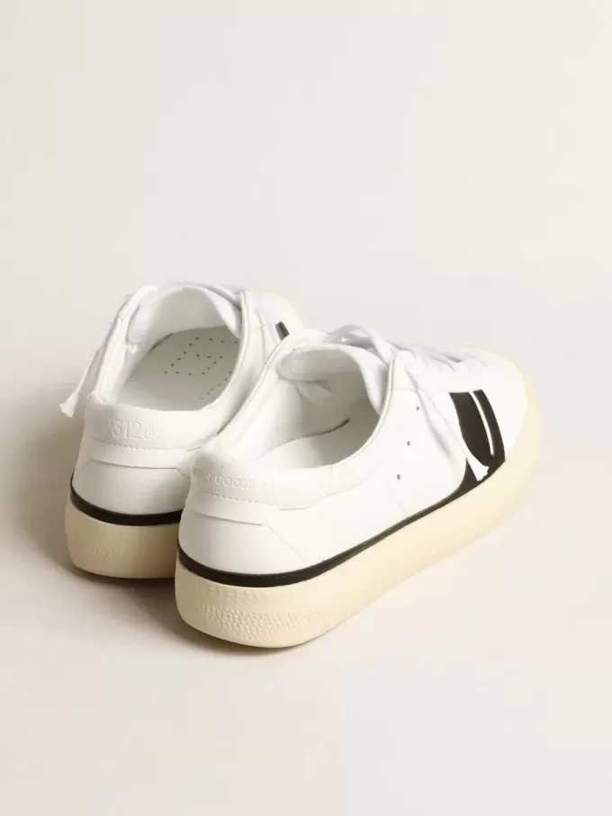 Nachhaltige Sneakers Yatay Model 1B mit weißem Obermaterial auf Bio-Basis und schwarzem Y