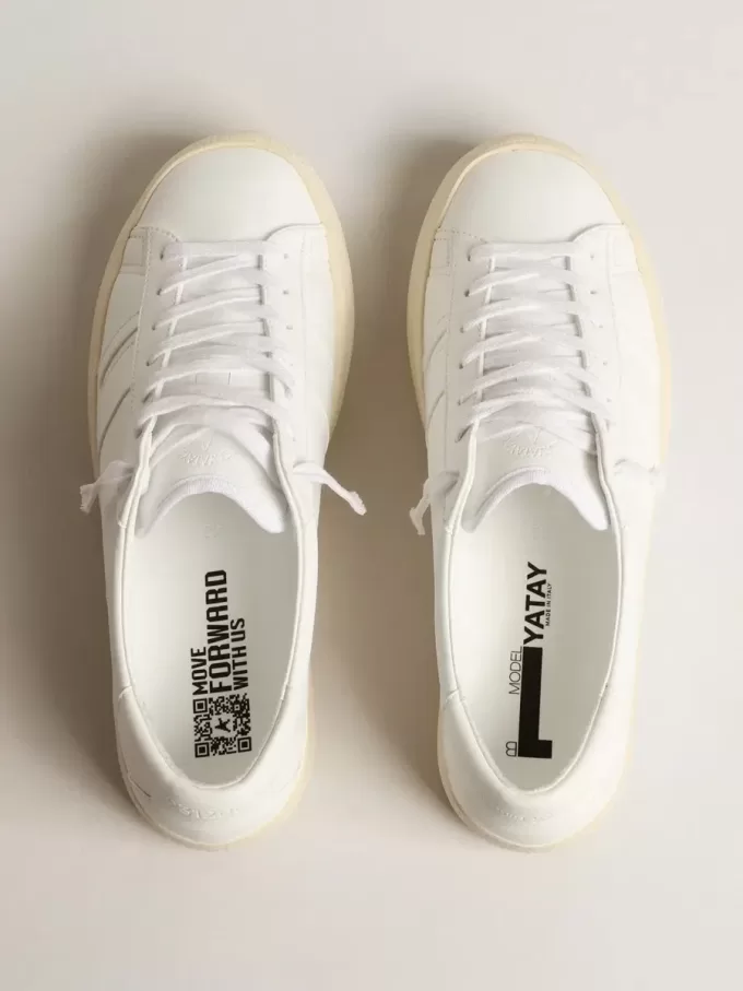 Nachhaltige Sneakers Yatay Model 1B mit weißem Obermaterial auf Bio-Basis und weißem Y