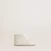 New Born Sneakers aus weißem Leder mit perforiertem Stern