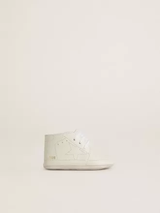 New Born Sneakers aus weißem Leder mit perforiertem Stern