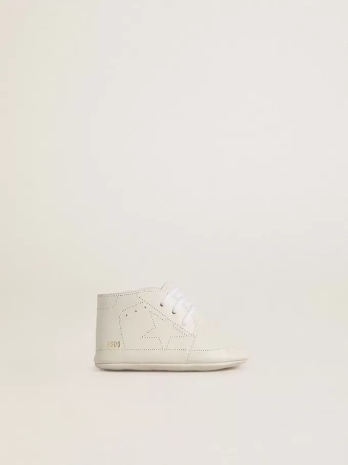 New Born Sneakers aus weißem Leder mit perforiertem Stern