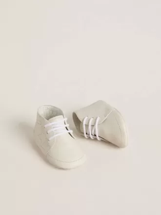 New Born Sneakers aus weißem Leder mit perforiertem Stern