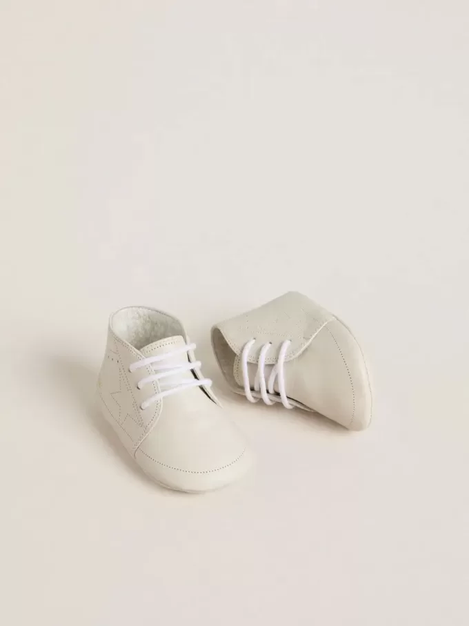 New Born Sneakers aus weißem Leder mit perforiertem Stern