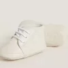 New Born Sneakers aus weißem Leder mit perforiertem Stern