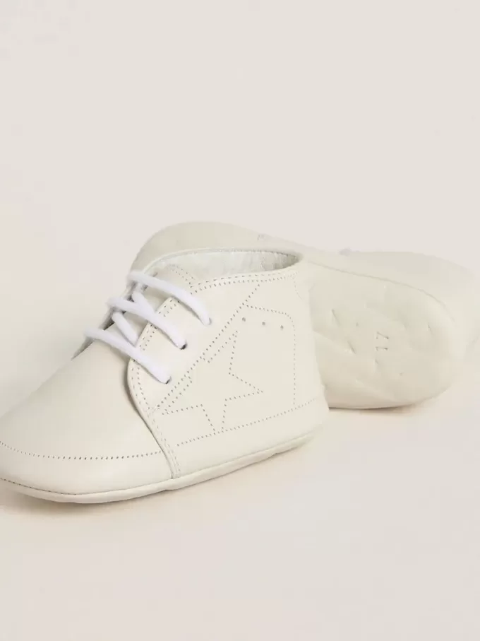 New Born Sneakers aus weißem Leder mit perforiertem Stern