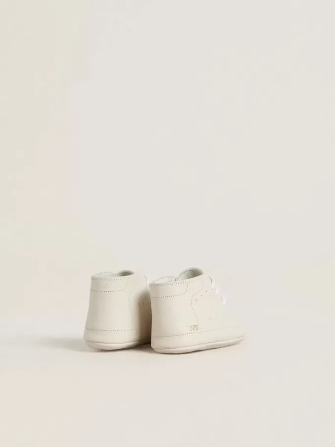 New Born Sneakers aus weißem Leder mit perforiertem Stern