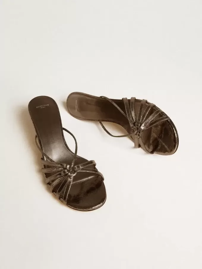 Nico Kitten-Heel-Sandalen aus metallisch grauem Leder Nico Kitten-Heel-Sandalen aus metallisch grauem Leder