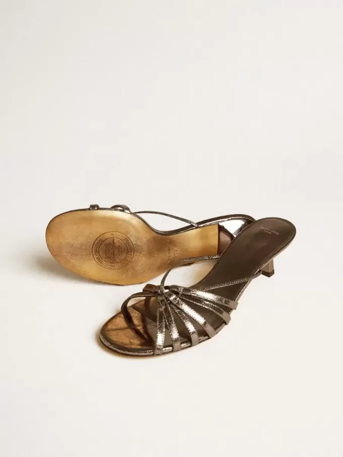 Nico Kitten-Heel-Sandalen aus metallisch grauem Leder Nico Kitten-Heel-Sandalen aus metallisch grauem Leder