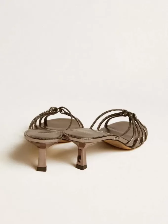 Nico Kitten-Heel-Sandalen aus metallisch grauem Leder Nico Kitten-Heel-Sandalen aus metallisch grauem Leder