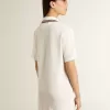 Oasis Polo-Kleid für Damen aus weißem, perforiertem Jersey mit burgunderroten Streifen