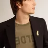 Olivgrünes Herren-T-Shirt mit goldenem Schriftzug