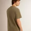 Olivgrünes Herren-T-Shirt mit goldenem Schriftzug