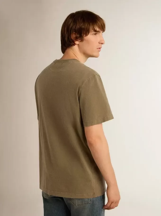 Olivgrünes Herren-T-Shirt mit goldenem Schriftzug