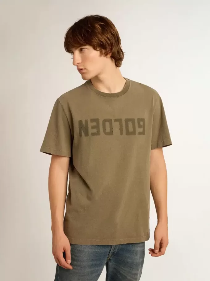 Olivgrünes Herren-T-Shirt mit goldenem Schriftzug