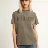 Olivgrünes T-Shirt in regulärer Passform mit goldenem Schriftzug auf der Vorderseite