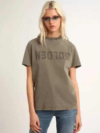 Olivgrünes T-Shirt in regulärer Passform mit goldenem Schriftzug auf der Vorderseite