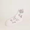 Optisch weiße Socken mit schwarzem Schriftzug
