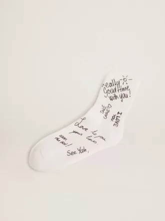 Optisch weiße Socken mit schwarzem Schriftzug