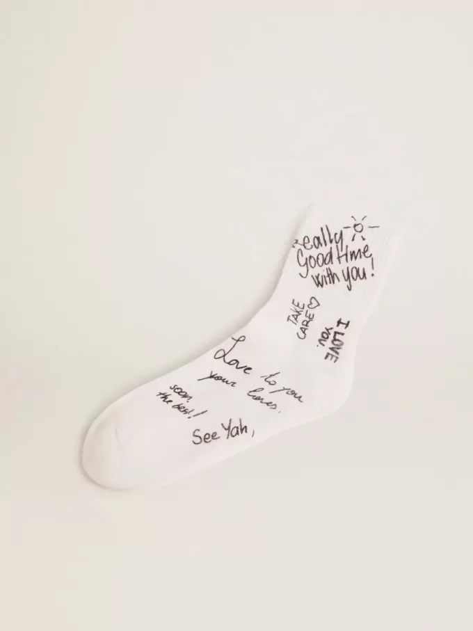 Optisch weiße Socken mit schwarzem Schriftzug