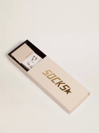 Optisch weiße Socken mit schwarzem Schriftzug