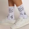 Optisch weiße Socken mit schwarzem Schriftzug