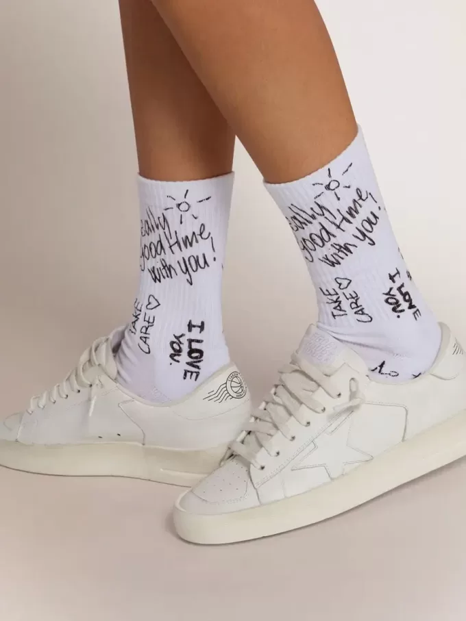 Optisch weiße Socken mit schwarzem Schriftzug