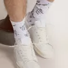Optisch weiße Socken mit schwarzem Schriftzug