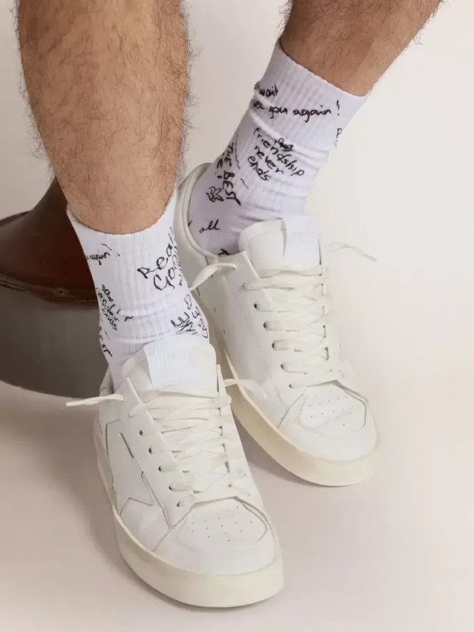 Optisch weiße Socken mit schwarzem Schriftzug