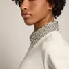 Papyrusweißes Sweatshirt mit Reißverschluss und Kristallkragen aus der Denise Star Collection