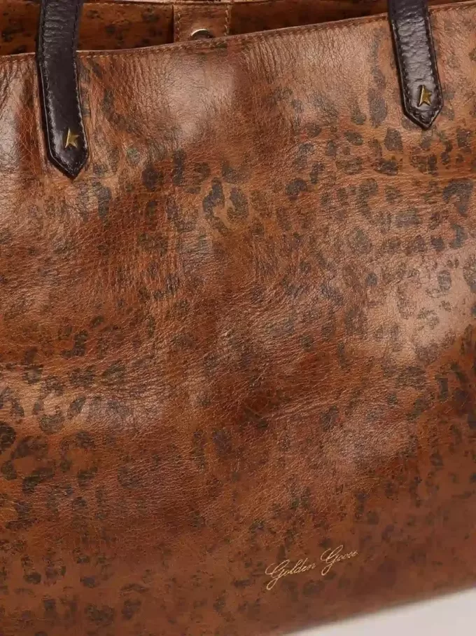 Pasadena-Tasche aus gehämmertem Leder mit Leopardenmuster und kontrastierenden schwarzen Griffen