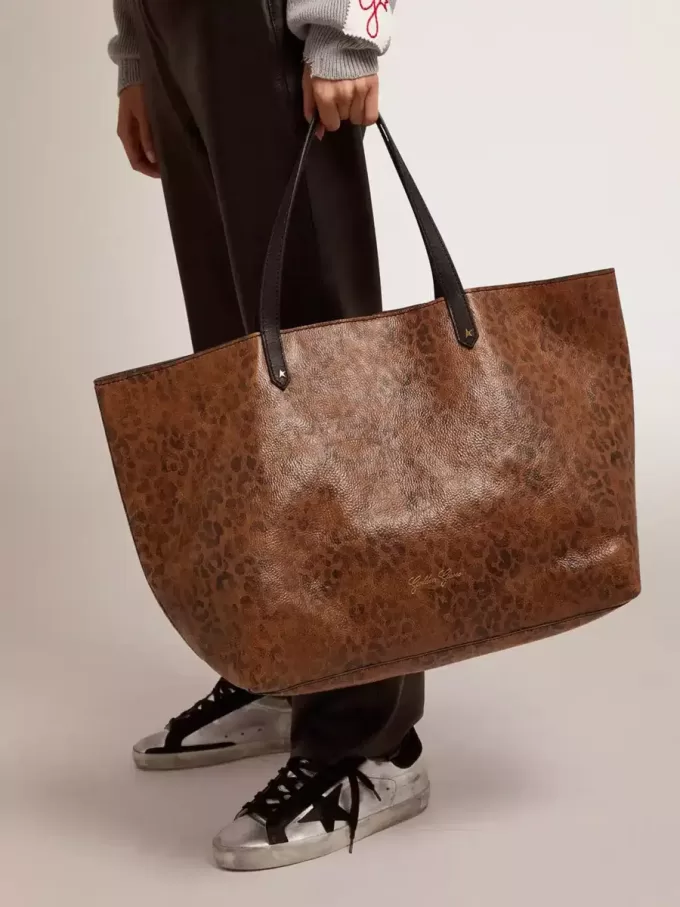 Pasadena-Tasche aus gehämmertem Leder mit Leopardenmuster und kontrastierenden schwarzen Griffen