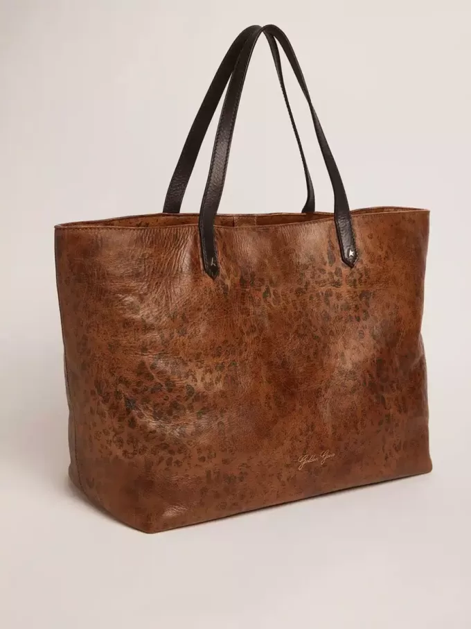 Pasadena-Tasche aus gehämmertem Leder mit Leopardenmuster und kontrastierenden schwarzen Griffen
