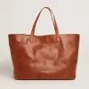 Pasadena-Tasche aus hellbraunem, glänzendem, gehämmertem Leder mit goldenem Logo auf der Vorderseite